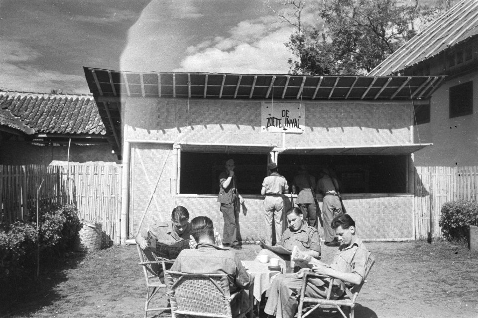 Terras met militairen. Te zien is de bar De Zoete Inval, Bestanddeelnr 513-3-6