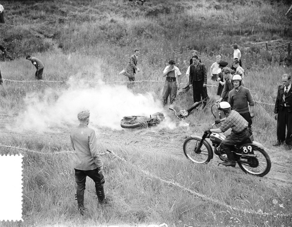 Terreinraces Zandvoort Breshaar over de kop rechts rijdt C. Strik, Bestanddeelnr 907-2778