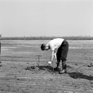 Terreinen, drains, inlaatbuizen, mannen, grondboor, ruilverkaveling het land van, Bestanddeelnr 165-0280