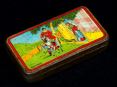 Sweets tin, with Japanese or Chinese woman and man on a horse, foto1