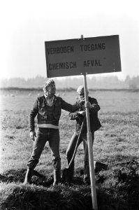 Terrein bij Diemen afgezet in verband met storten chemisch afval door Philips Du, Bestanddeelnr 933-1263