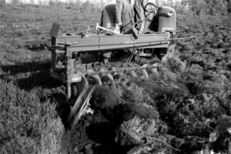 Terreinen, schijvenstoppelploegen, tractoren, arbeiders, Veluwe Hul, Bestanddeelnr 170-0787