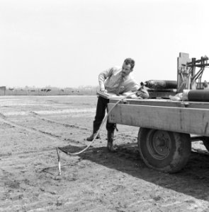 Terreinen, inlaatbuizen, gasflessen, drains, mannen, ruilverkaveling het land va, Bestanddeelnr 165-0283
