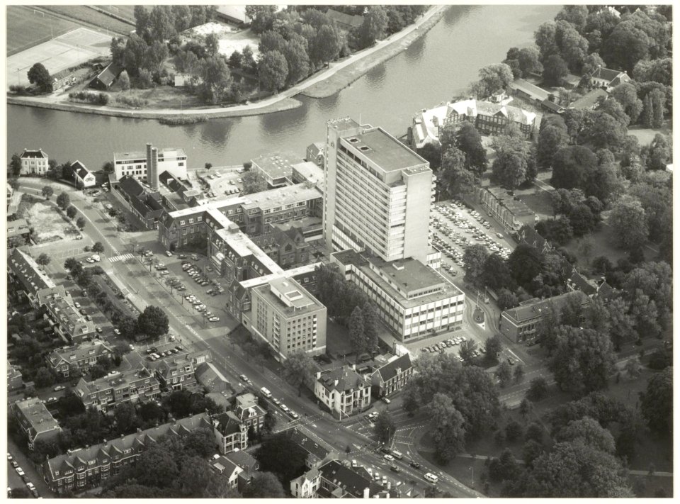 Terrein van het Kennermer Gasthuis , voorheen de Maria Stichting. NL-HlmNHA 54031815