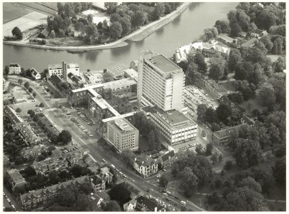 Terrein van het Kennermer Gasthuis , voorheen de Maria Stichting. NL-HlmNHA 54031815