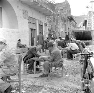 Terras in een straat met mannen die zich met een gezelschapsspel vermaken, Bestanddeelnr 255-0193
