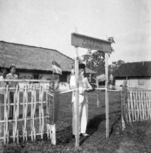 Te Kadoepandak, waar 4-3 Reg.Jagers gelegerd is, werken de militairen mee aan ee, Bestanddeelnr 14035
