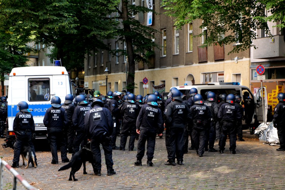 Syndikat eviction protest Berlin Weisestraße 2020-08-07 62