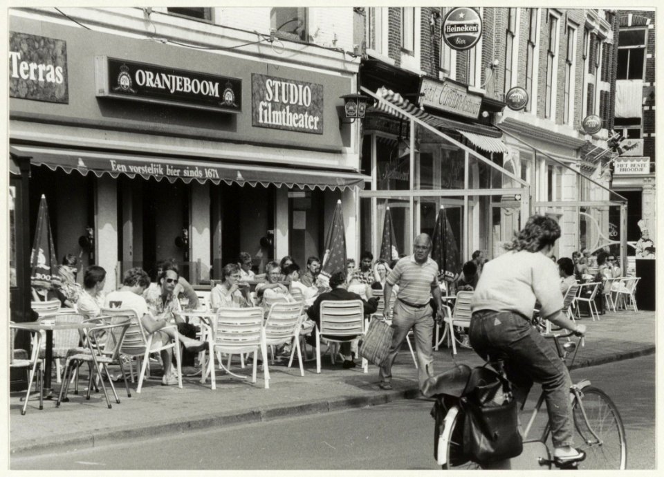 Terras op de Grote Markt 25-29, ziende naar het oosten. NL-HlmNHA 54015317