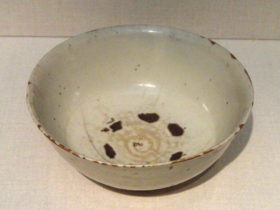 Tea bowl, Korea, Gyeongsangnam-do province, Joseon period, end of 16th - early 17th century, porcelain with translucent glaze and gold lacquer repairs - Freer Gallery of Art - DSC05459