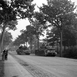 Tankeenheden van de Irish Guards trekken op door de corridor richting Arnhem, Bestanddeelnr 255-9178