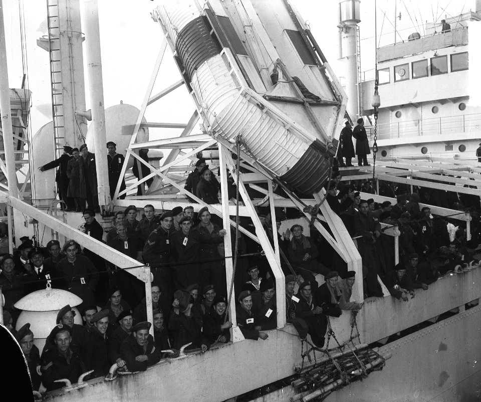 Te Amsterdam arriveert het schip Groote Beer met militairen uit Indië, Bestanddeelnr 903-1783