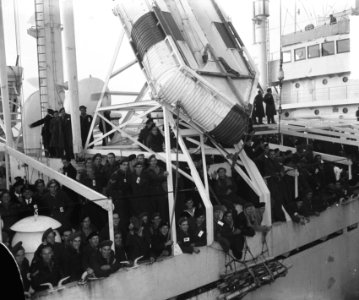 Te Amsterdam arriveert het schip Groote Beer met militairen uit Indië, Bestanddeelnr 903-1783