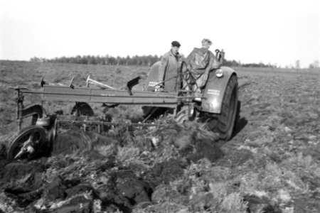 Terreinen, schijvenstoppelploegen, tractoren, arbeiders, Veluwe Hul, Bestanddeelnr 170-0786