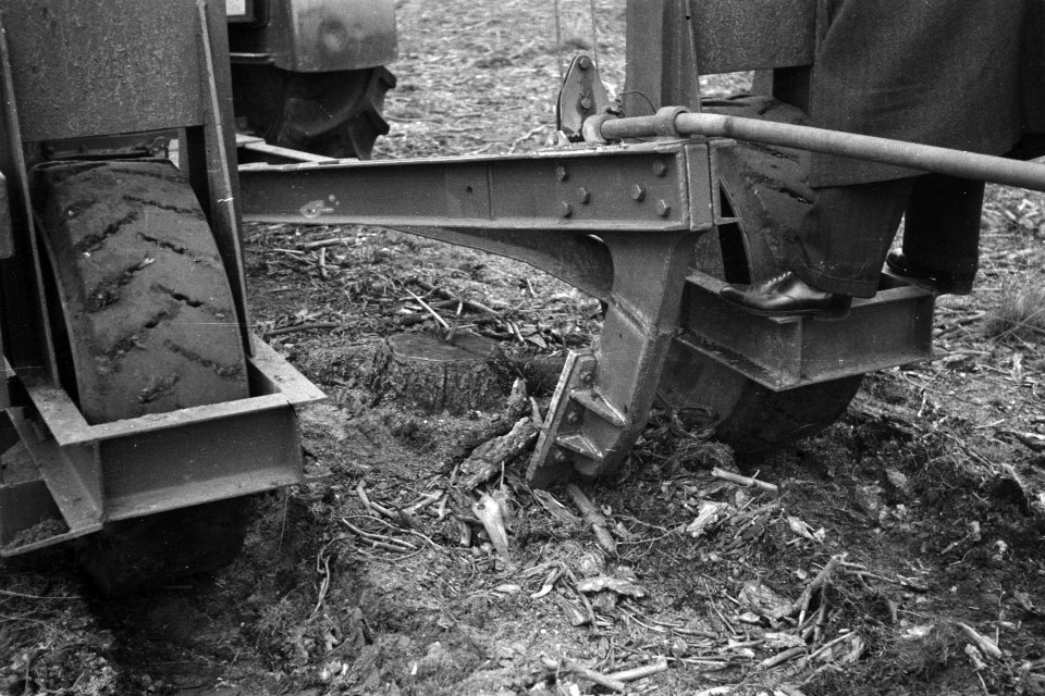Terreinen, wildernis, arbeiders, machines, werktuigen, Boerskotte, Rotary Hoe, Bestanddeelnr 170-0802