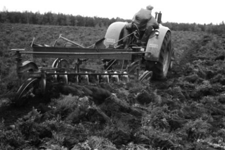 Terreinen, schijvenstoppelploegen, tractoren, arbeiders, Veluwe Hul, Bestanddeelnr 170-0782