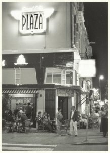Terras Grand Café Plazavoorheen café restaurant 't Heerenhek aan het Houtpleinhoek Tempeliersstraat. NL-HlmNHA 54032080