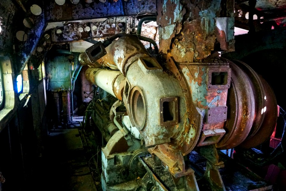TE2-088 interior - turbo compressor
