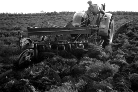 Terreinen, schijvenstoppelploegen, tractoren, arbeiders, Veluwe Hul, Bestanddeelnr 170-0783