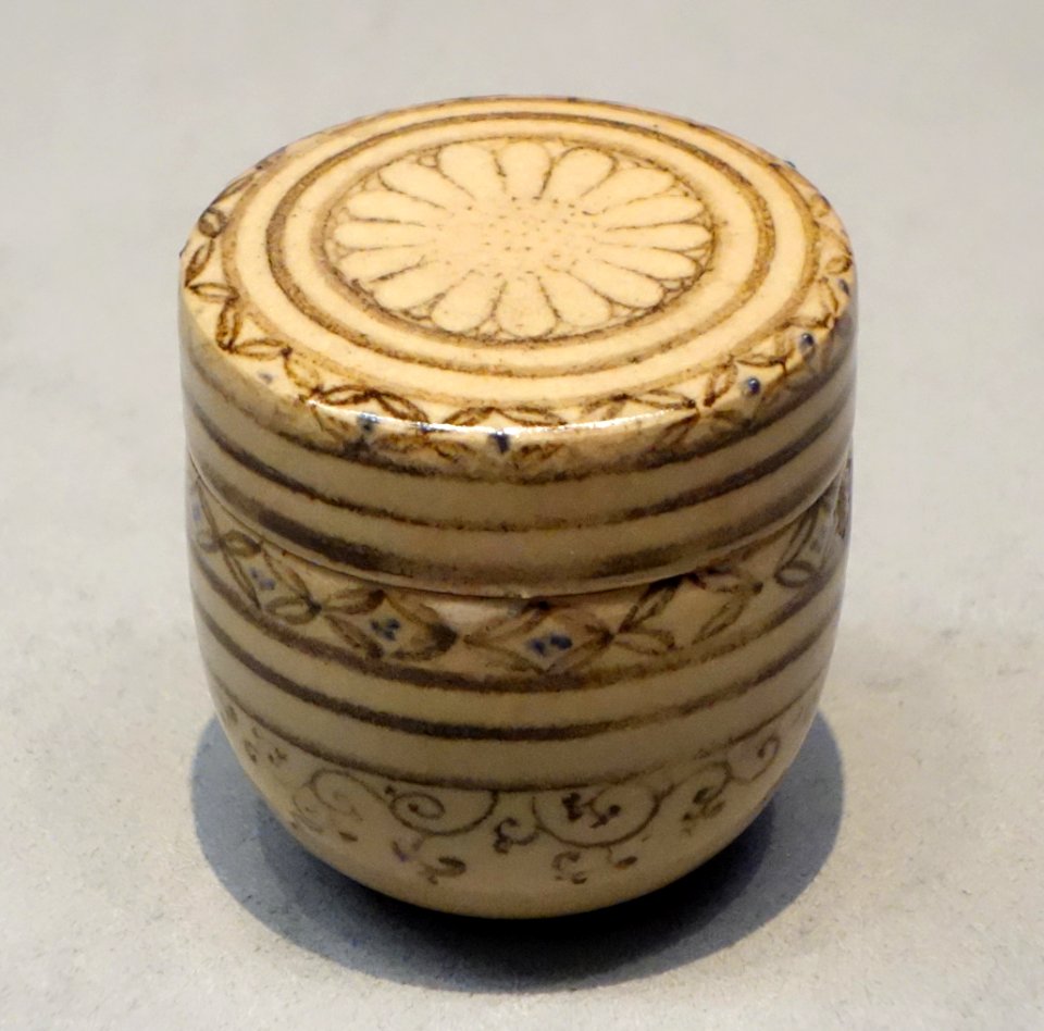Tea Caddy, Kyoto ware, Edo period, 17th century, chrysanthemum and shippo pattern design in underglaze blue and iron brown - Tokyo National Museum - DSC05880
