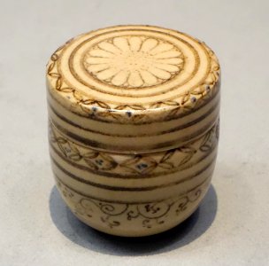 Tea Caddy, Kyoto ware, Edo period, 17th century, chrysanthemum and shippo pattern design in underglaze blue and iron brown - Tokyo National Museum - DSC05880