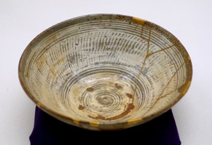 Tea bowl, Korea, Joseon dynasty, 16th century AD, Mishima-hakeme type, buncheong ware, stoneware with white engobe and translucent, greenish-gray glaze, gold lacquer - Ethnological Museum, Berlin - DSC02061