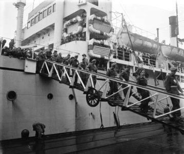 Te Amsterdam arriveert het schip Groote Beer met militairen uit Indië, Bestanddeelnr 902-7655