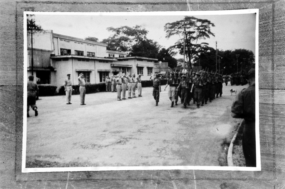 Te Banjermassin reikte op 5 febr. 1949 lt.kol. A.L.C. Dufour, terr. tvs. troepen, Bestanddeelnr 15385