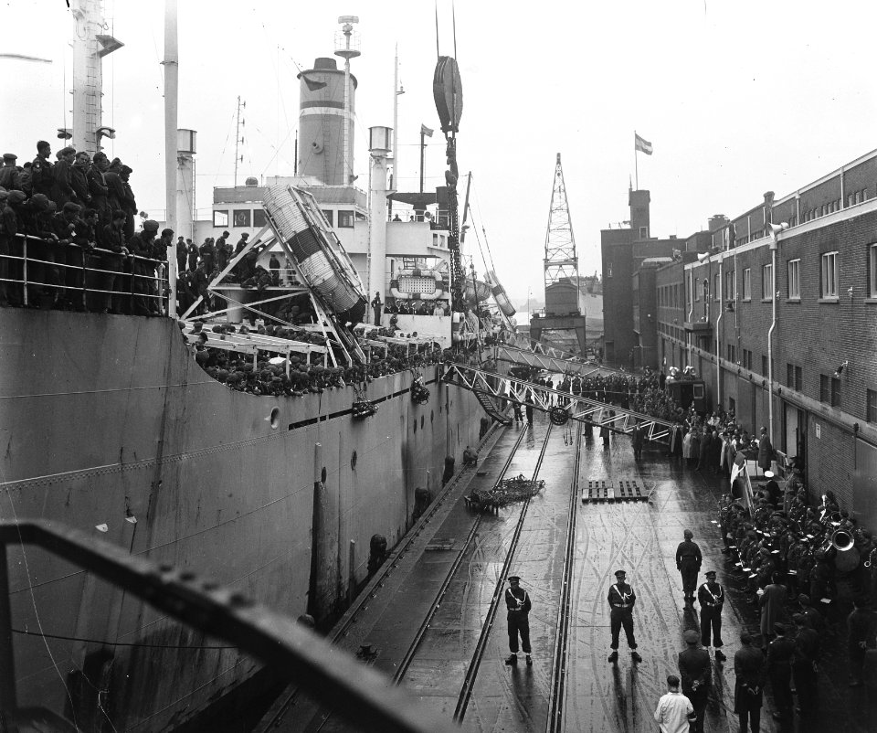 Te Amsterdam arriveert het schip Groote Beer met militairen uit Indië, Bestanddeelnr 902-7651