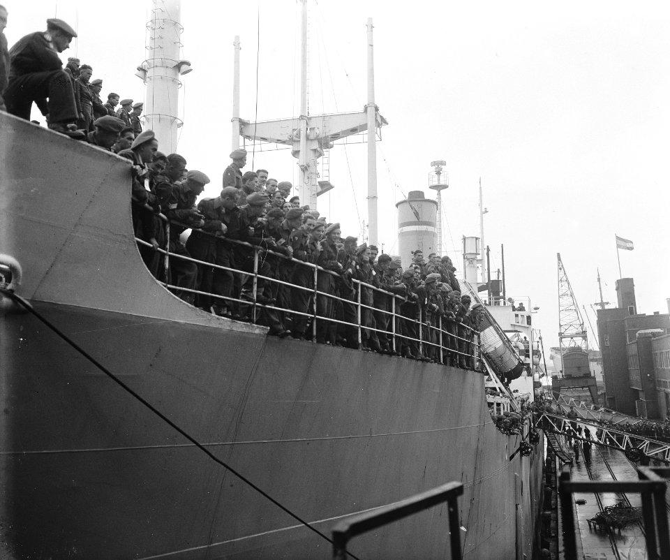 Te Amsterdam arriveert het schip Groote Beer met militairen uit Indië, Bestanddeelnr 902-7653