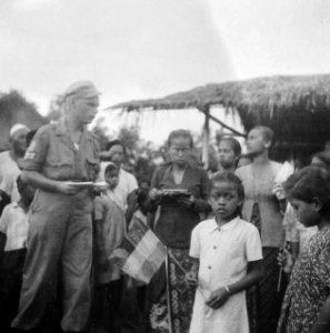 Te Kadoepandak, waar 4-3 Reg.Jagers gelegerd is, werken de militairen mee aan ee, Bestanddeelnr 14036