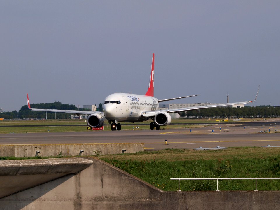TC-JFE Turkish Airlines Boeing 737-8F2(WL) - cn 29767 taxiing, 25august2013 pic-001