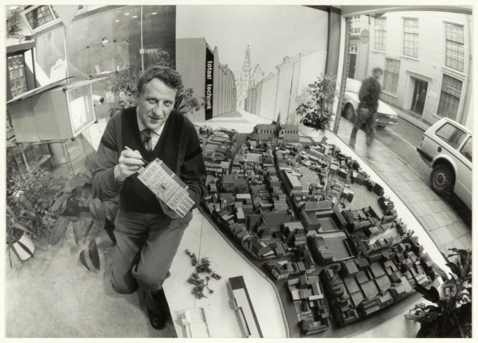 Technisch installatiebedrijf Rijbroek, Jansstraat 71. Op de foto de heer Rijbroek bij de maquette die hij samen met zijn zoon maakte n.a.v. de verbouwing bij de Haarlemse rechtbank. NL-HlmNHA 54015563