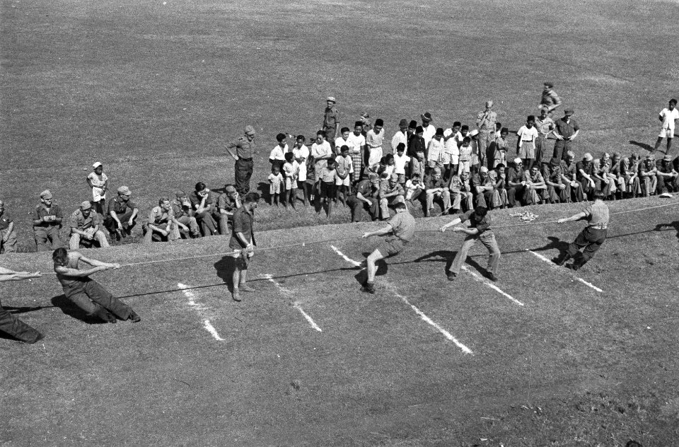 Te Poerwakarta is op grootse wijze Koninginnedag 1948 gevierd Vele burgers en m, Bestanddeelnr 1043