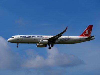 TC-JSI Airbus A321-231 Turkish Airlines, landing at Schiphol (AMS - EHAM), The Netherlands