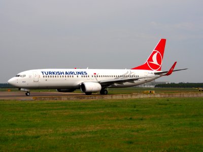 TC-JFM Turkish Airlines Boeing 737-8F2 taxiing 13July2013 pic2