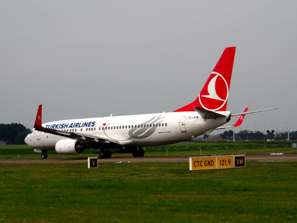 TC-JFM Turkish Airlines Boeing 737-8F2 taxiing 13July2013 pic5