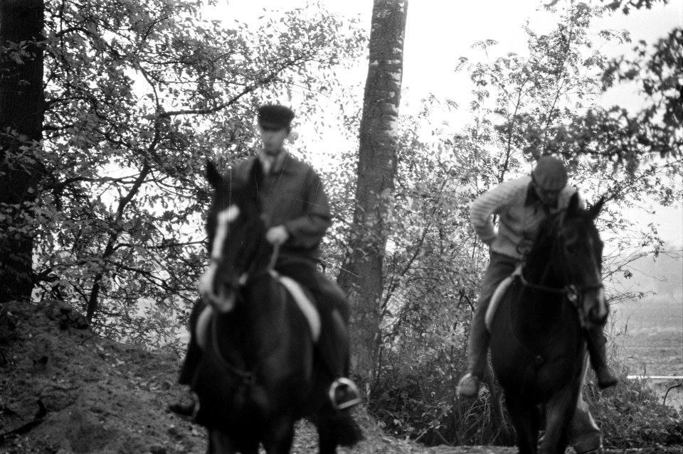 Te paard in een paardencentrum bij Boekelo, Bestanddeelnr 926-7772