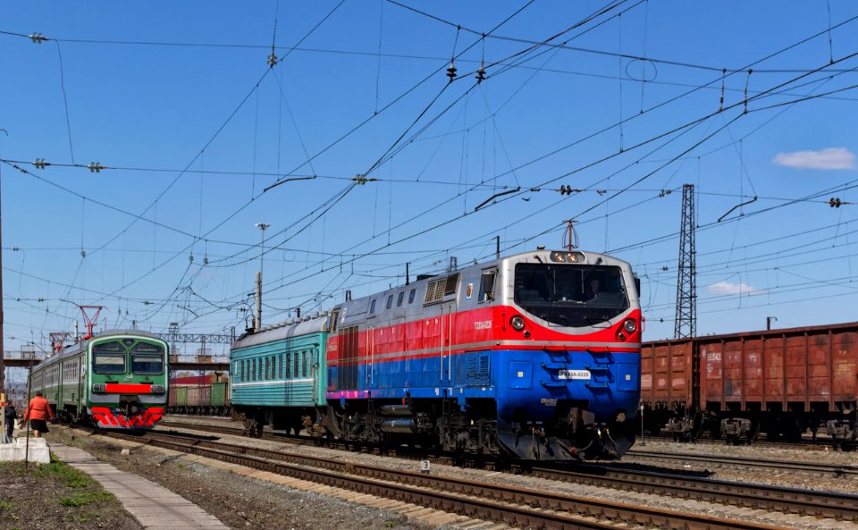 TE33A-0228 and ED4M, Troick station