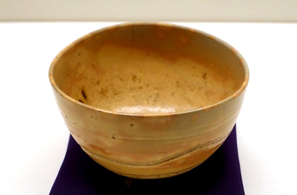 Tea bowl, Korea, Joseon dynasty, 17th century AD, Ware-kodai type, stoneware with yellowish-pink mottled glaze - Ethnological Museum, Berlin - DSC02059