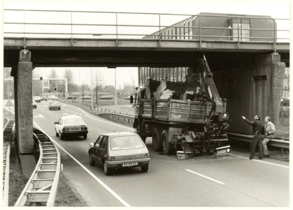 Te hoog beladen vrachtwagen vastgelopen onder het viaduct op de Westelijke Randweg bij de Leidsevaart. NL-HlmNHA 54031512