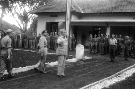 Te Semarang heeft gen.maj. J.K. Meyer, cdt. B-Divisie afscheid genomen van het D, Bestanddeelnr 527