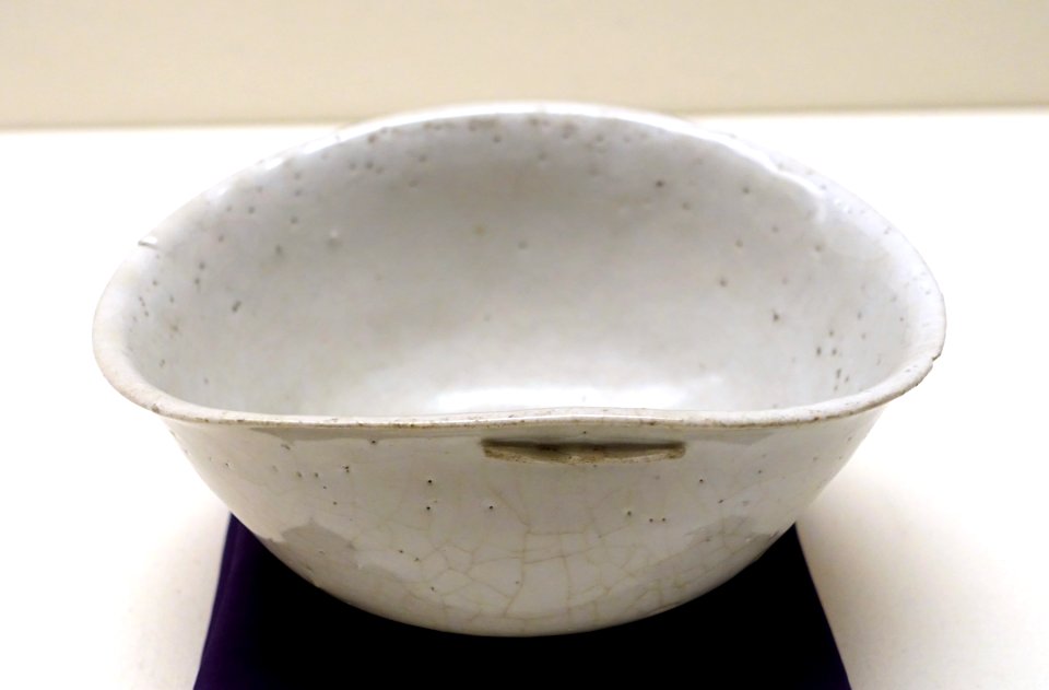 Tea bowl, Korea, Joseon dynasty, 15th century AD, Muji-hakeme type, stoneware with engobe and translucent ash glaze - Ethnological Museum, Berlin - DSC02057