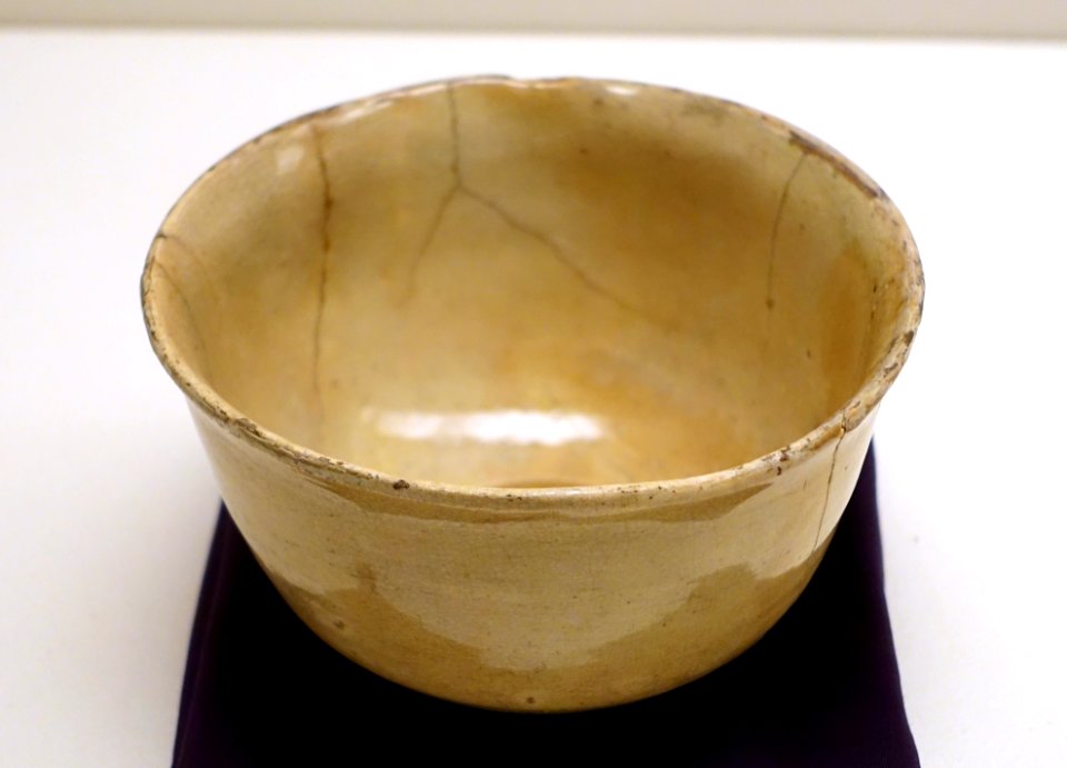Tea bowl, Korea, Joseon dynasty, 16th century AD, Buncheong ware, stoneware with ivory-colored glaze, restoration lacquer - Ethnological Museum, Berlin - DSC02068