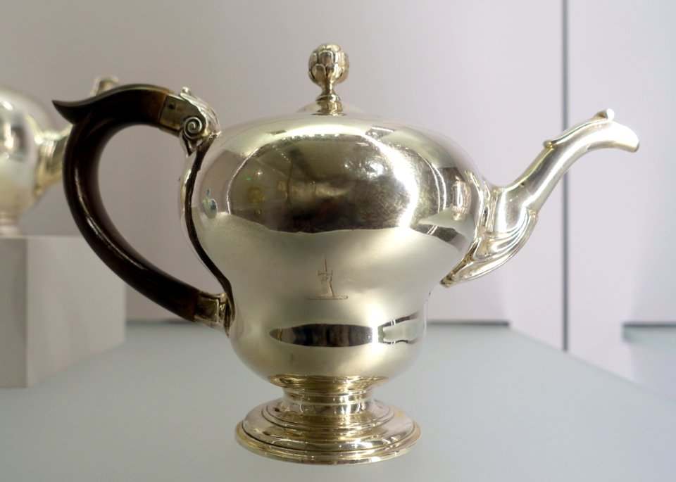 Teapot, William Preist and William Shaw II, British, 1753-1754, silver, fruitwood - Fogg Art Museum, Harvard University - DSC01326