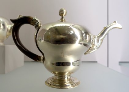 Teapot, William Preist and William Shaw II, British, 1753-1754, silver, fruitwood - Fogg Art Museum, Harvard University - DSC01326