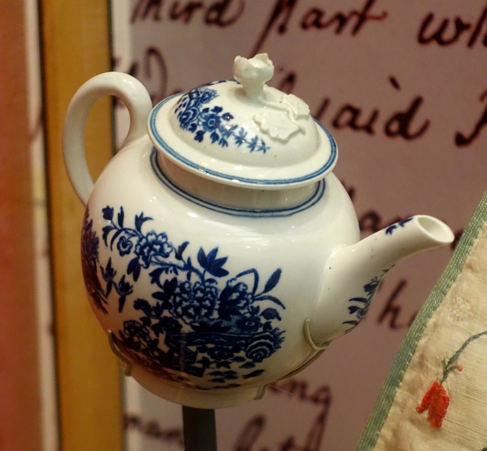 Teapot, Worcester, England, 1770-1780, porcelain - National Museum of American History - DSC00090