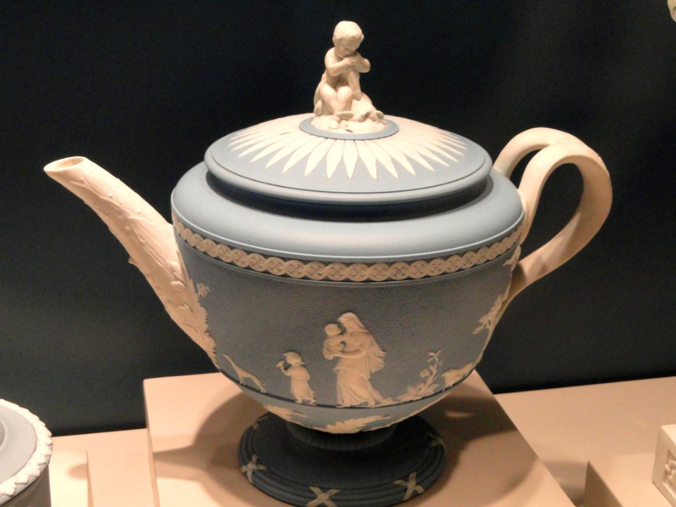 Teapot, 1775-1780, Wedgwood Pottery, Burslem, solid blue jasper on white relief - Art Institute of Chicago - DSC09823