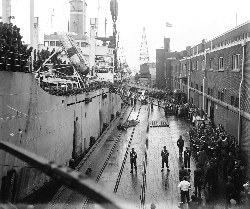 Te Amsterdam arriveert het schip Groote Beer met militairen uit Indië, Bestanddeelnr 902-7652