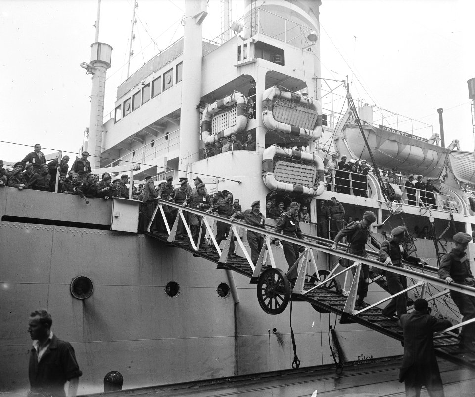 Te Amsterdam arriveert het schip Groote Beer met militairen uit Indië, Bestanddeelnr 902-7654